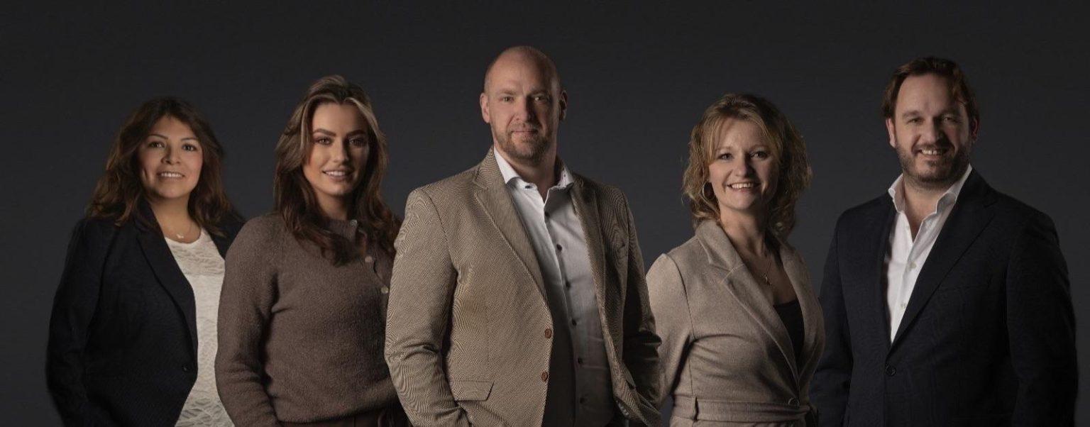 Het team van Boshem Wonen Makelaardij voor het kantoor in Bussum